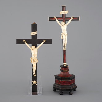 Twee gesneden ivoren corpussen op ebbenhout en schildpadfineer, crucifix 18/19e eeuw